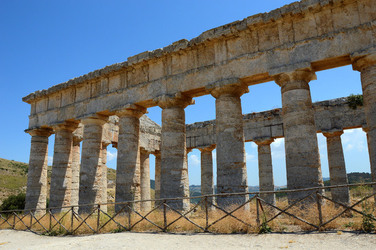 SEGESTA il sito archeologico il teatro greco e l acropoli. Panorami e particolari. Fotografie di Giulio Azzarello &copy;2014.