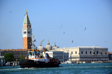 LUNGOMARE di VENEZIA. Fotografie di Giulio Azzarello &copy;2016.