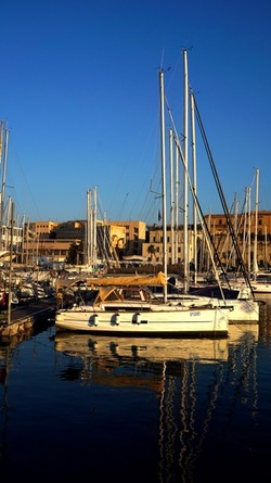 BARCHE. Fotografie di Giulio Azzarello ©2022. BARCHE. Fotografie di Giulio Azzarello ©2022.