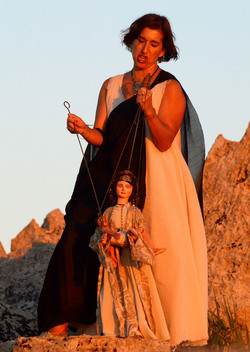 PAOLA PACE attrice italiana di origini siciliane Palermo ritratti a Sellinunte. Fotografie di Giulio Azzarello ©2014.