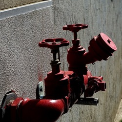 ROSSO. Fotografie di Giulio Azzarello &copy;2022.