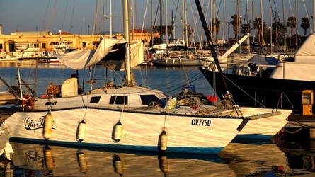 BARCHE. Fotografie di Giulio Azzarello ©2022. BARCHE. Fotografie di Giulio Azzarello ©2022.