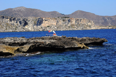 ISOLA DI FAVIGNANA in Sicilia. Visioni panoramiche o particolari. Fotografie di Giulio Azzarello ©2014. ISOLA DI FAVIGNANA in Sicilia. Visioni panoramiche o particolari. Fotografie di Giulio Azzarello ©2014.