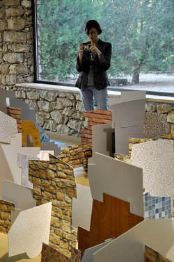 ANNE CLEMENCE de GROLEE e una sua installazione. Fotografie di Giulio Azzarello &copy;2014.