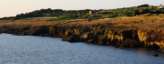 ISOLA DI USTICA la costa. Fotografie di Giulio Azzarello &copy;2016.