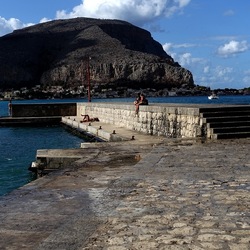MONDELLO. Fotografe di Giulio Azzarello &copy;2023.