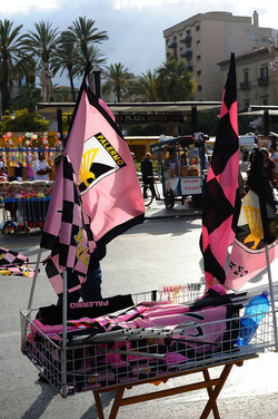 I TIFOSI DEL PALERMO CALCIO in piazza per festeggiare. Fotografie di Giulio Azzarello ©2014. I TIFOSI DEL PALERMO CALCIO in piazza per festeggiare. Fotografie di Giulio Azzarello ©2014.