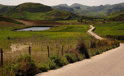 PAESAGGIO SICILIANO nel luogo delle macalube in Sicilia. Fotografie di Giulio Azzarello &copy;2014.
