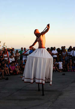 TRAMPOLIERI A LINOSA in Sicilia tutti i momenti dello spettacolo. Fotografie di Giulio Azzarello &copy;2014.