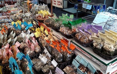 IL MERCATO DI BALLAR&ograve; a Palermo. Fotografie di Giulio Azzarello &copy;2018.