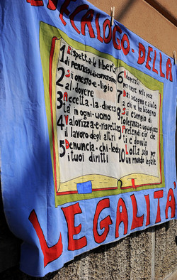 IL MURO DELL ANTIMAFIA e della legalit&agrave; a Partinico in Sicilia. Fotografie di Giulio Azzarello &copy;2014.