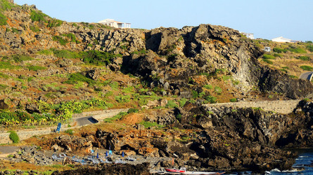 ISOLA DI USTICA la costa. Fotografie di Giulio Azzarello &copy;2016.