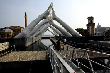 LE MANI DI LORENZO QUENN Biennale di Venezia. Fotografie di Giulio Azzarello &copy;2020.