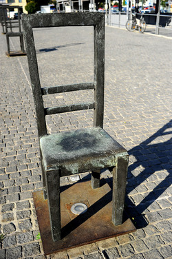 LA SEDIA DELLA MEMORIA nel quartiere ebraico di Cracovia. Fotografie di Giulio Azzarello &copy;2016.