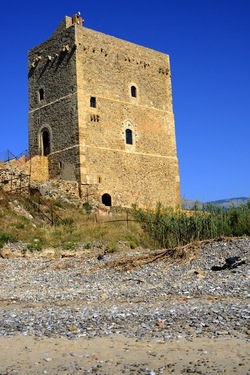 CASTELLO di Campofelice di Roccella. Fotografie di Giulio Azzarello &copy;2020.