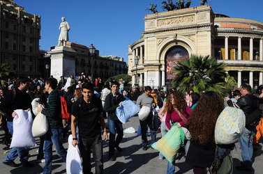 LOTTA DI CUSCINI flash mob fotografie di Giulio Azzarello ©2014. LOTTA DI CUSCINI flash mob fotografie di Giulio Azzarello ©2014.