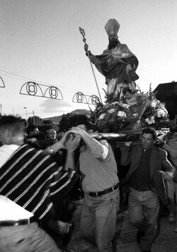 PROCESSIONE RELIGIOSA a Ganci in Sicilia. Fotografie di Giulio Azzarello &copy;2014.