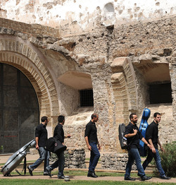 GIACOMO CUTICCHIO e il suo ensemble musicale. Fotografie di Giulio Azzarello &copy;2014.
