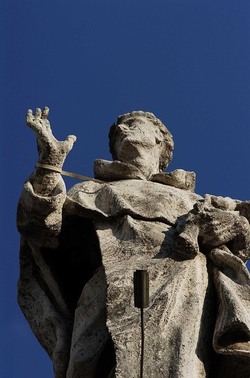 LE SCULTURE DI SAN PIETRO sopra il colonnato a Roma. Fotografie di Giulio Azzarello &copy;2014.