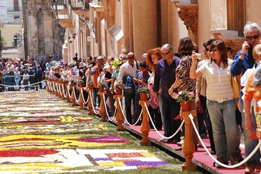 INFIORATA DI NOTO barocca in Sicilia. Fotografie di Giulio Azzarello ©2014. INFIORATA DI NOTO barocca in Sicilia. Fotografie di Giulio Azzarello ©2014.