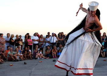 TRAMPOLIERI A LINOSA in Sicilia tutti i momenti dello spettacolo. Fotografie di Giulio Azzarello &copy;2014.