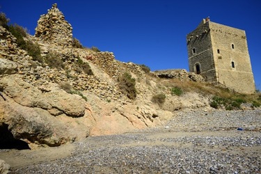 CASTELLO di Campofelice di Roccella. Fotografie di Giulio Azzarello &copy;2020.
