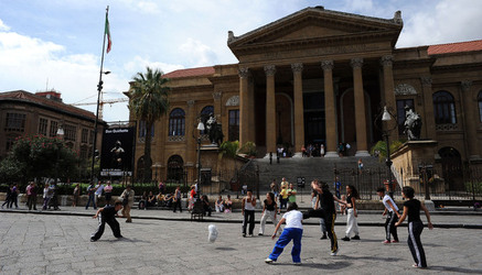 DANZE URBANE contemporanee per le vie di Palermo. Fotografie di Giulio Azzarello &copy;2014.