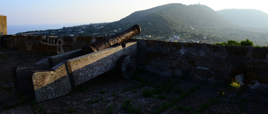 ISOLA DI USTICA il paese. Fotografie di Giulio Azzarello ©2016. ISOLA DI USTICA il paese. Fotografie di Giulio Azzarello ©2016.