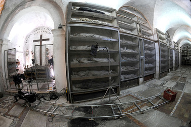 Le CATACOMBE di Palermo documentario film. Fotografie di scena e set di Giulio Azzarello &copy;2014.