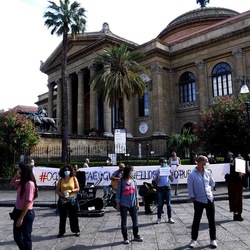 TEATRANTI che manifestano. Fotografie di Giulio Azzarello ©2020. TEATRANTI che manifestano. Fotografie di Giulio Azzarello ©2020.