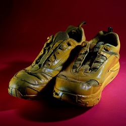 SCARPE. Fotografia di Giulio Azzarello ©2023. SCARPE. Fotografia di Giulio Azzarello ©2023.