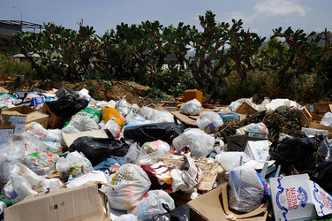 DISCARICA abusiva nei pressi del comune e paese di Monreale in Sicilia. Fotografie di Giulio Azzarello &copy;2014.