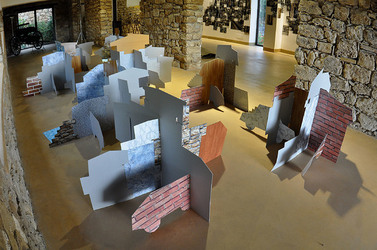 ANNE CLEMENCE de GROLEE e una sua installazione. Fotografie di Giulio Azzarello &copy;2014.