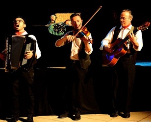 SERENATA fotografie di Giulio Azzarello ©2020. SERENATA fotografie di Giulio Azzarello ©2020.