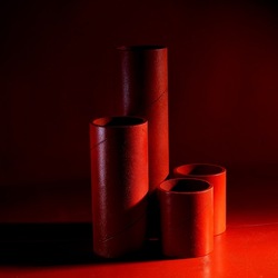 CARTONI ROSSI. Fotografie di Giulio Azzarello &copy;2023.