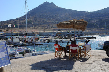 Il PORTO DI FAVIGNANA in Sicilia visioni panoramiche o particolari. Fotografie di Giulio Azzarello &copy;2014.