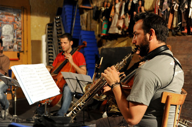 GIACOMO CUTICCHIO e il suo ensemble musicale. Fotografie di Giulio Azzarello &copy;2014.