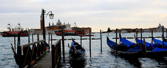LUNGOMARE di VENEZIA. Fotografie di Giulio Azzarello &copy;2016.