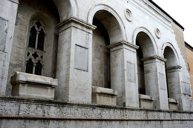 TEMPIO MALATESTIANO e SPIAGGIA di Rimini. Fotografie di Giulio Azzarello &copy;2016.