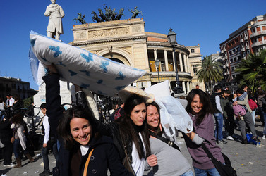 LOTTA DI CUSCINI flash mob fotografie di Giulio Azzarello ©2014. LOTTA DI CUSCINI flash mob fotografie di Giulio Azzarello ©2014.