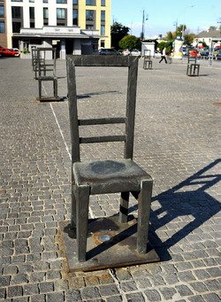 LA SEDIA DELLA MEMORIA nel quartiere ebraico di Cracovia. Fotografie di Giulio Azzarello &copy;2016.