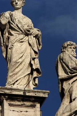 LE SCULTURE DI SAN PIETRO sopra il colonnato a Roma. Fotografie di Giulio Azzarello &copy;2014.