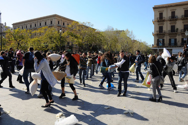 LOTTA DI CUSCINI flash mob fotografie di Giulio Azzarello ©2014. LOTTA DI CUSCINI flash mob fotografie di Giulio Azzarello ©2014.