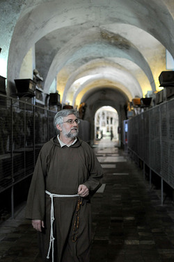 Le CATACOMBE di Palermo documentario film. Fotografie di scena e set di Giulio Azzarello &copy;2014.