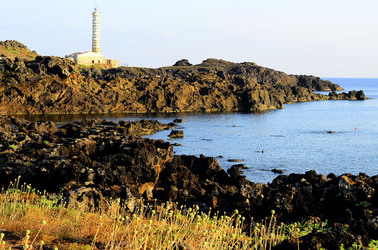 ISOLA DI USTICA la costa. Fotografie di Giulio Azzarello &copy;2016.