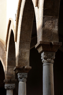 LOGGIATO arabo normanno allo Steri di Palermo. Fotografie di Giulio Azzarello &copy;2014.