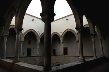 LOGGIATO arabo normanno allo Steri di Palermo. Fotografie di Giulio Azzarello &copy;2014.