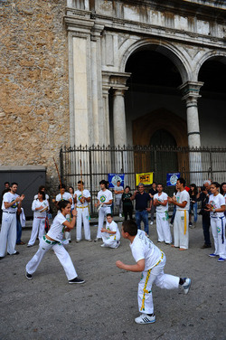 DANZE BRASILIANE E DANZATORI MULTIETNICI a Monreale in Sicilia. Fotografie di Giulio Azzarello &copy;2014.