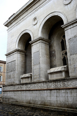 TEMPIO MALATESTIANO e SPIAGGIA di Rimini. Fotografie di Giulio Azzarello &copy;2016.
