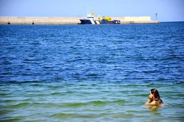 LA RAGAZZA e il mare fotografie di Giulio Azzarello &copy;2019.
